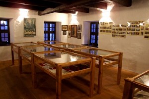 Sala ekspozycjna z wystawą PACZKÓW - HISTORIA W PRZEDMIOTACH