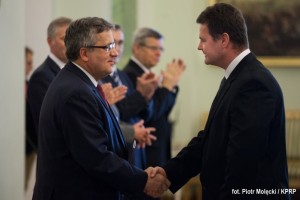 Burmistrz Bogdan Wyczałkowski odbiera rozporządzenie z rąk Prezydenta RP Bronisława Komorowskiego (fot. Piotr Molęcki / KPRP)